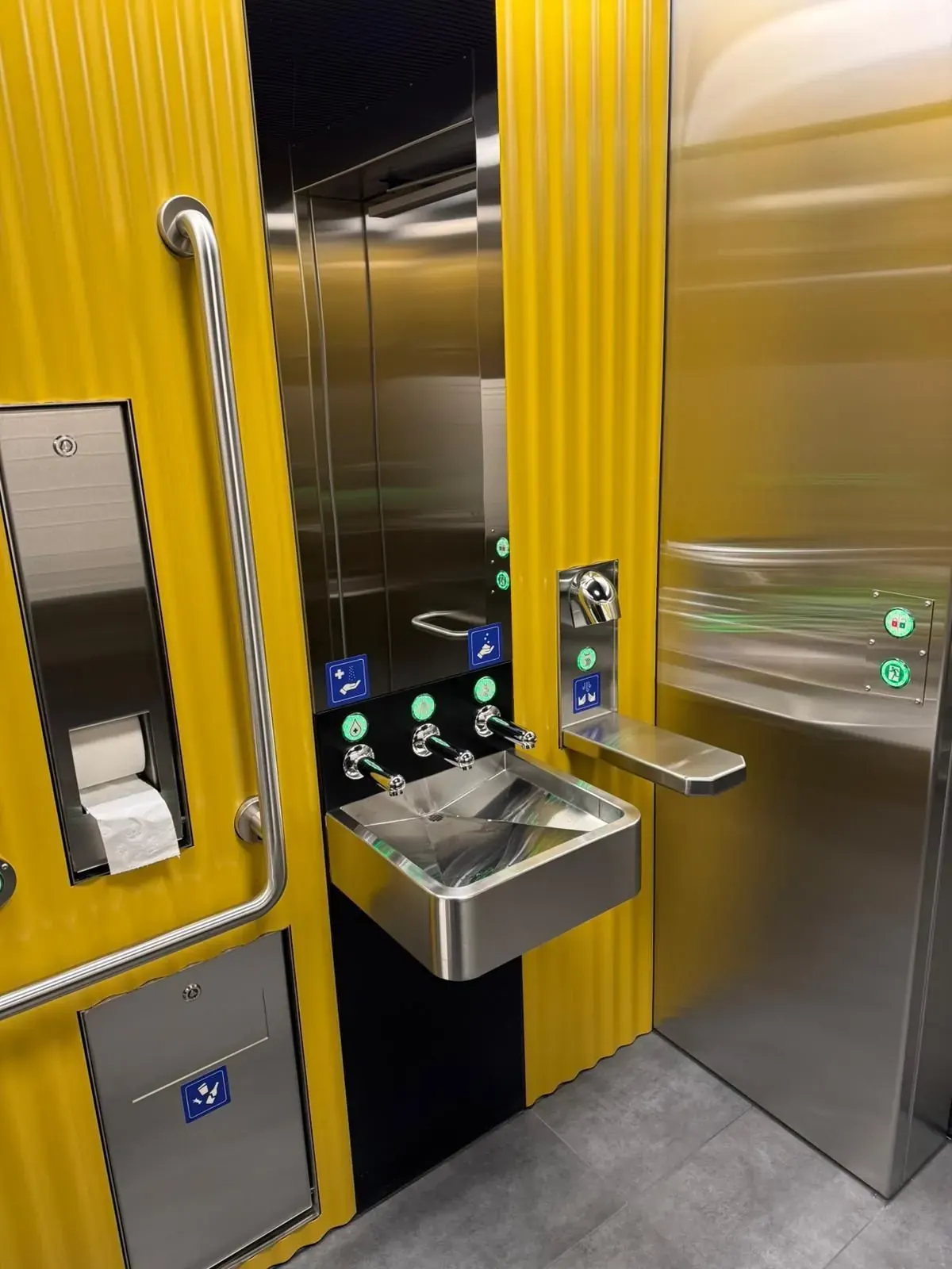 Gare de Rolle — Module sanitaire, espace lavabo