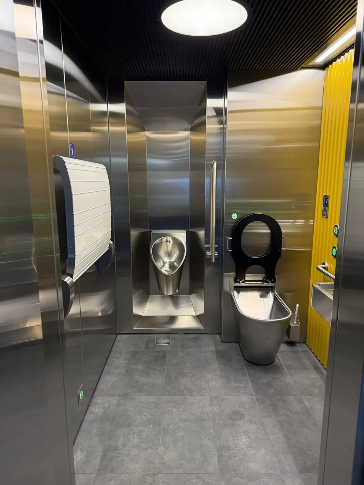 Gare de Rolle — Module sanitaire, intérieur WC