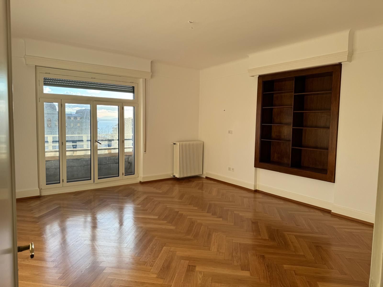 Chambre avec parquet point de Hongrie et bibliothèque intégrée